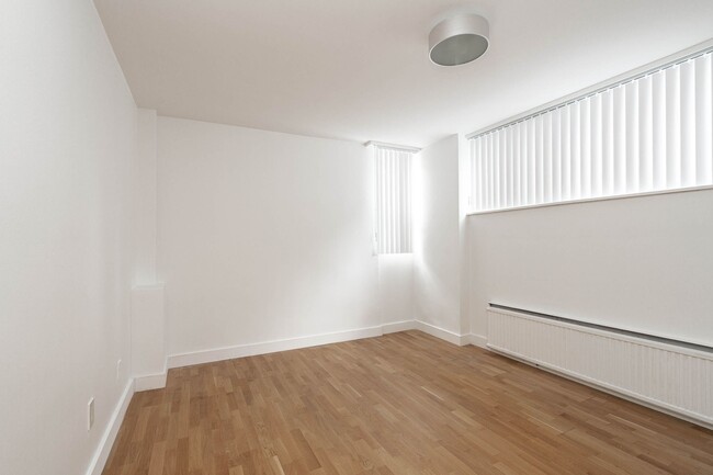 Building Photo - 551 Eglinton Ave E