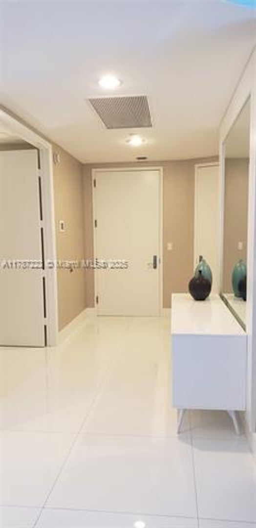 Foto del edificio - 15811 Collins Ave
