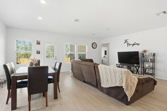 Foto del edificio - New Construction 3 bed 2 bath home available near Lackland AFB! Move in January!