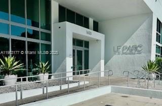 Building Photo - 1600 SW 1st Ave