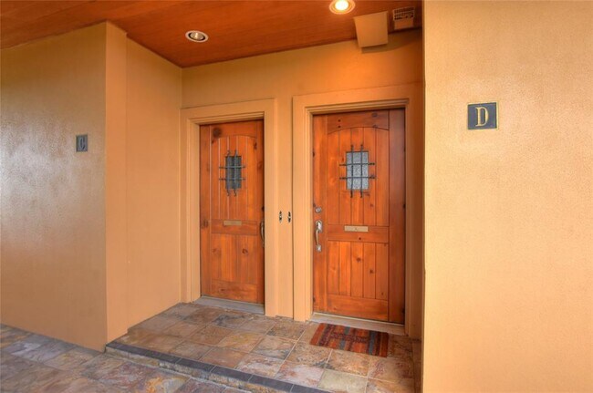 Building Photo - 1908 Kahala Sunset Dr