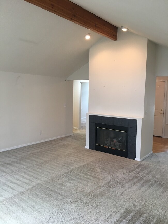 Building Photo - Spacious 3 BR Ranch on Quiet Cul-de-sac! V...