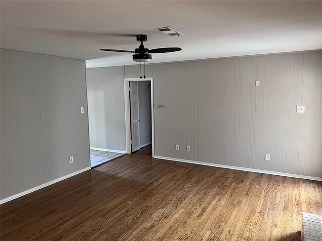 Building Photo - 2946 Longmeade Dr