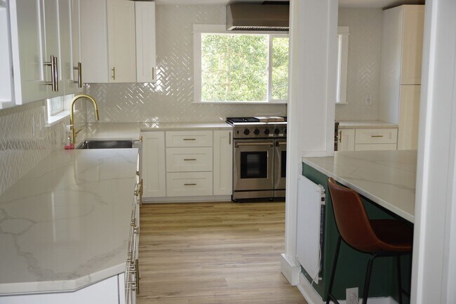 Foto del edificio - Unique Mountain Home 3 Bed/4 Bath with Wor...