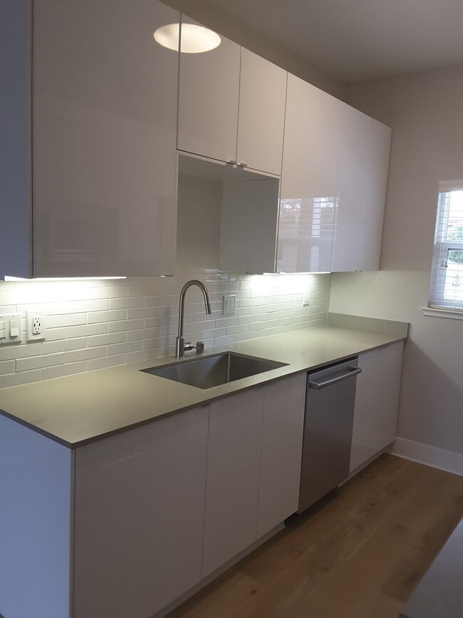 Building Photo - Newly Remodeled Condo Unit - Pet Friendly