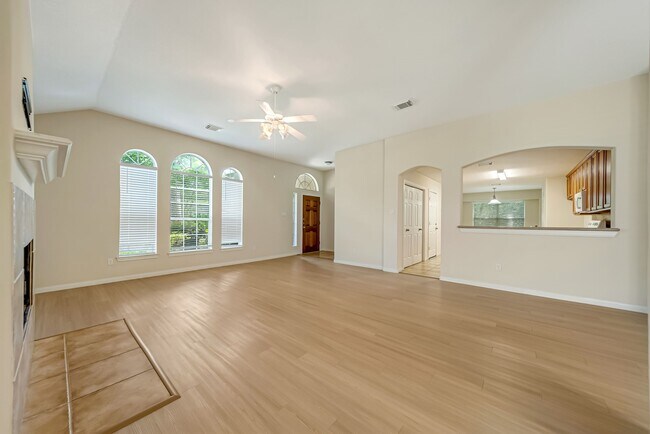 Foto del edificio - 12810 Lakeshore Dr
