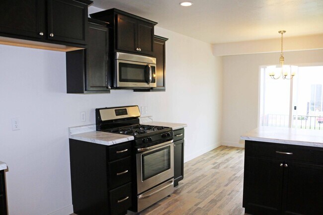 Building Photo - Amazing Townhome in Legacy Ranch!
