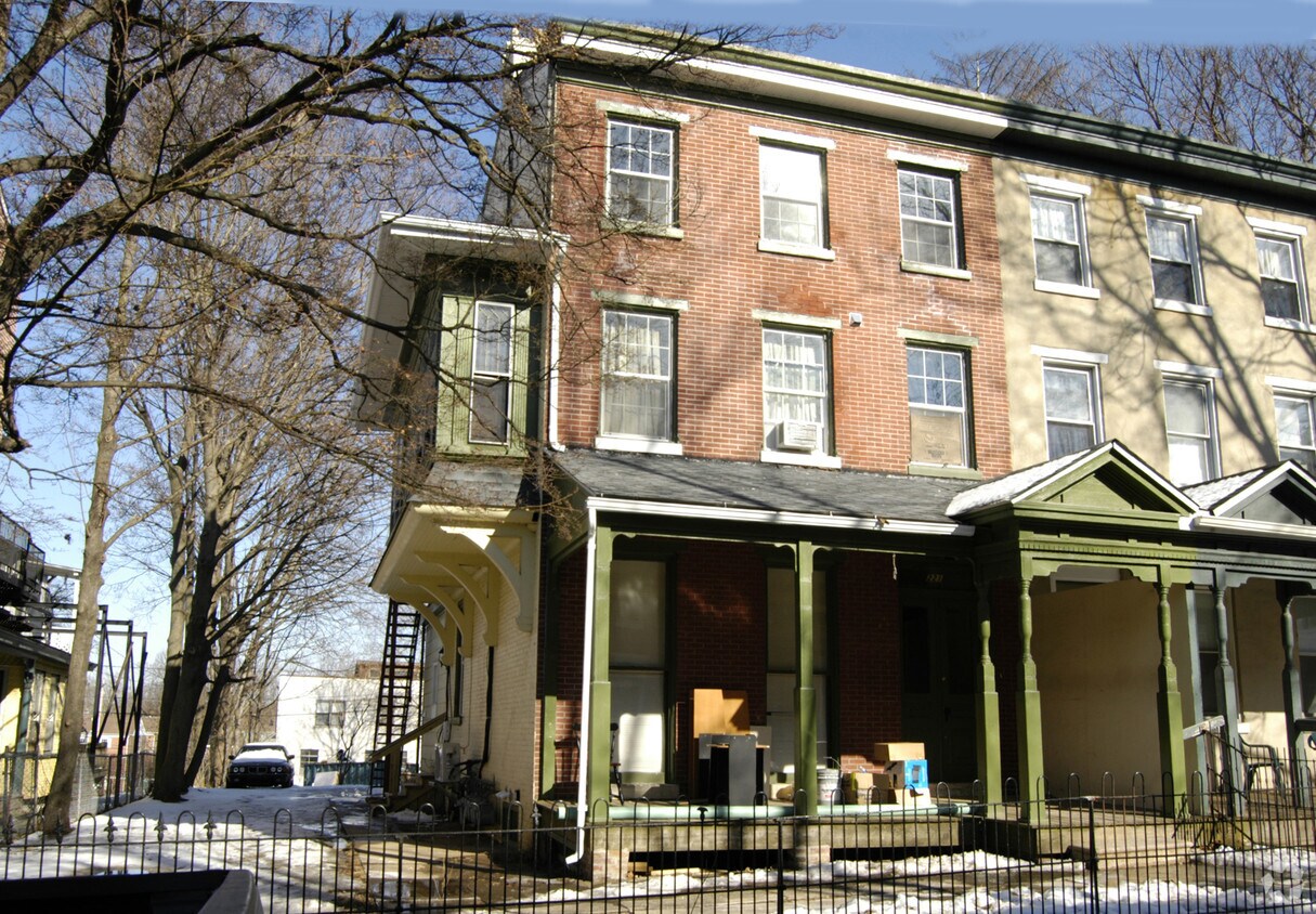 Primary Photo - 221 S Walnut St