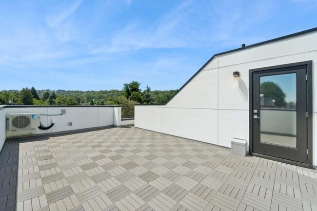 Foto del edificio - 3 bedroom in Seattle WA 98108