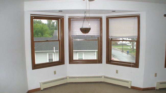 BAY WINDOWS IN DINING AREA - SAME ALL 3 APTS. - 349 Park Ave