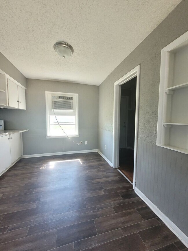 Building Photo - Awesome House!  Available Now 3 bedroom 1 ...