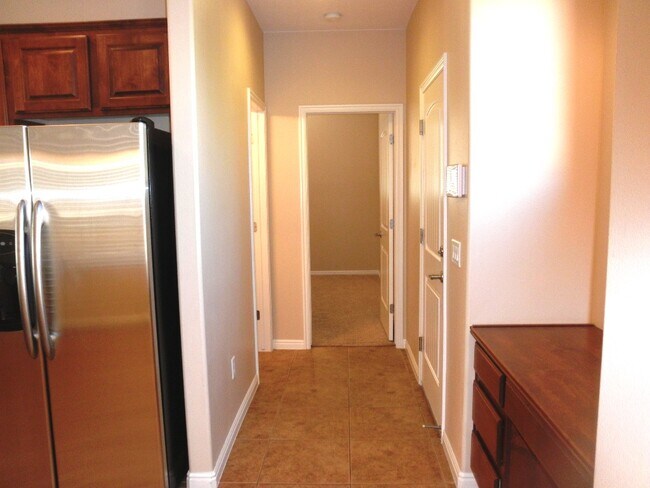 Foto del edificio - 1220 N Spring Valley Dr