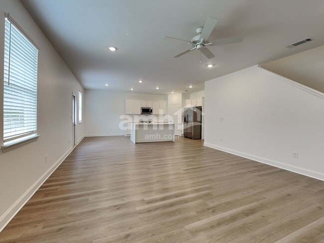 Building Photo - 496 Pointe Dr