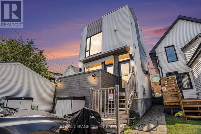 Building Photo - 125 Carruthers Ave