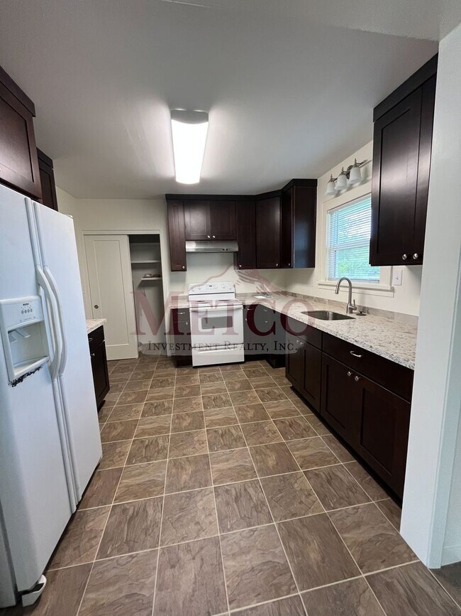 Building Photo - Updated 2 Bedroom home in Eugene