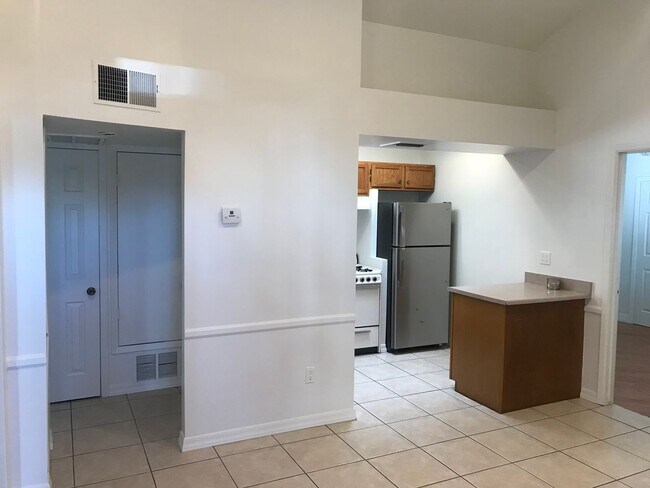 Building Photo - Historic District 2 bed 1 bath