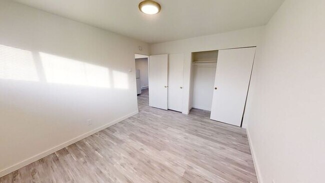 Building Photo - Fully Renovated Single Level Apartment Hom...