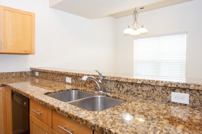 Building Photo - Incredible upper level 2 story condo