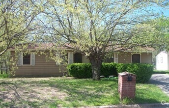 Building Photo - 212 W Robin Ln