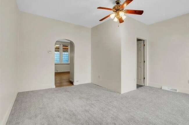 Foto del edificio - 3240 Rothpletz St