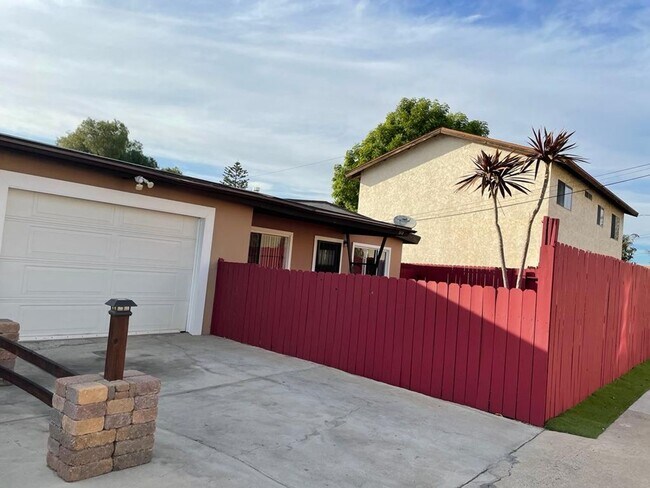 Building Photo - Charming 2 Bedroom IB Duplex Unit