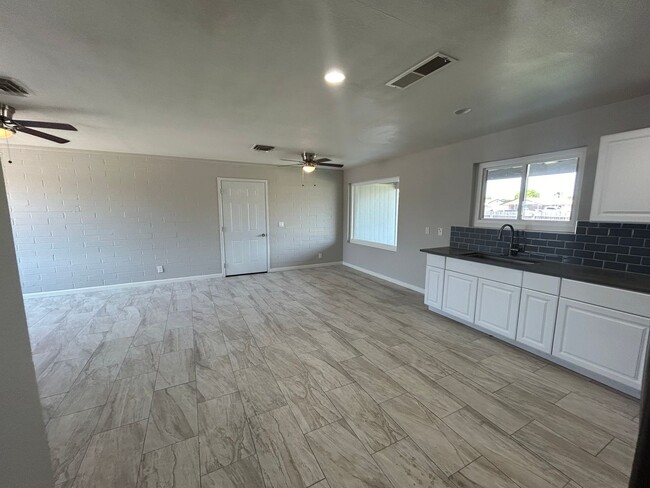 Building Photo - Remodeled 4 bed 2 bath home