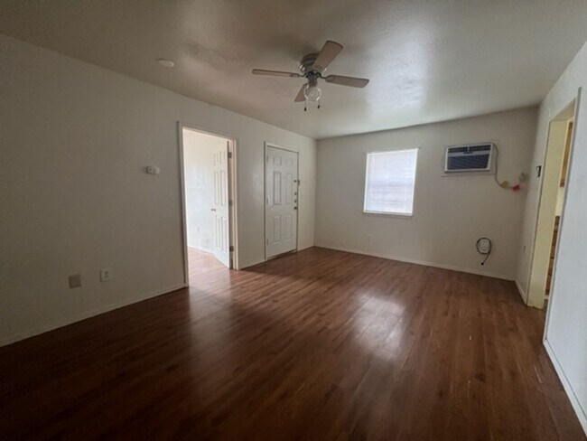 Building Photo - 333 Meander St