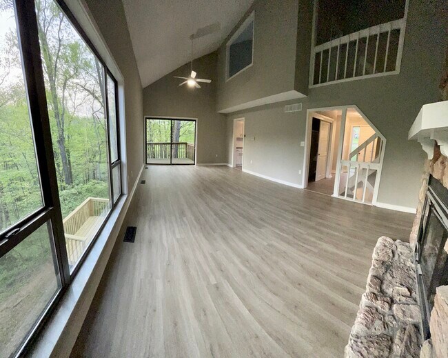 Gran salón diáfano con mucha luz natural. - 10241 Hightower Ct