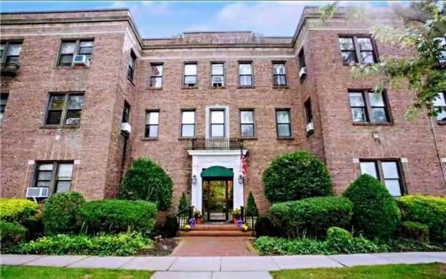 Building Photo - 222 7th St