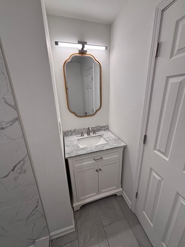 Building Photo - Newly Renovated 2 Bed 1.5 Bath