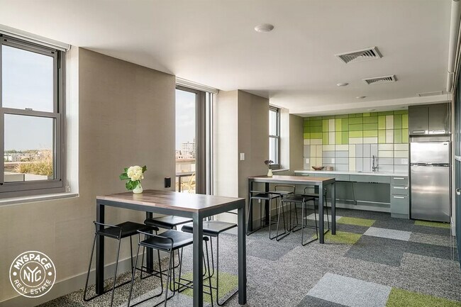 Foto del edificio - 310 Clarkson Ave