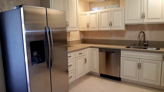 Building Photo - 1009 La Rueda Dr