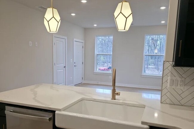 Building Photo - 3BD/2.5Ba Brand New End-Unit condo in vibrant One Loudoun