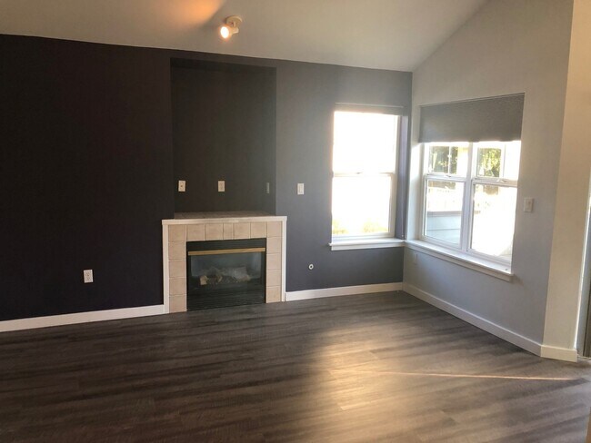 Building Photo - Vaulted Ceilings, Fireplace, LVP Flooring,...