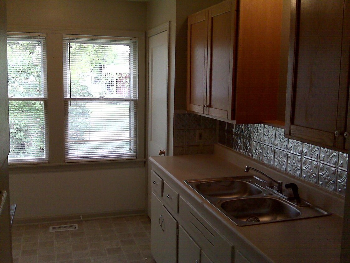 Building Photo - 520 E Kirwin Ave