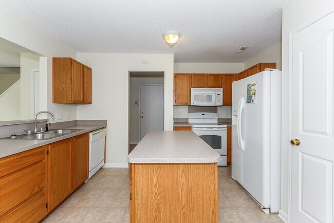 Building Photo - 15718 De Havilland Dr