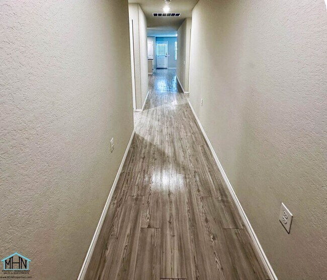 Building Photo - Bright & Move-In Ready 3 Bed / 2 Bath Home...