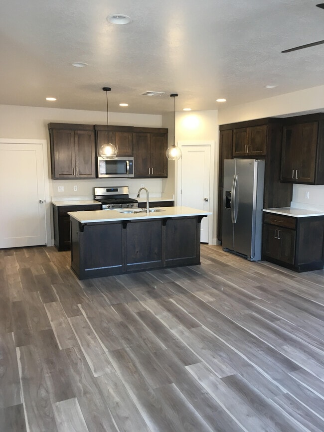 Building Photo - 831 S Black Alder Dr