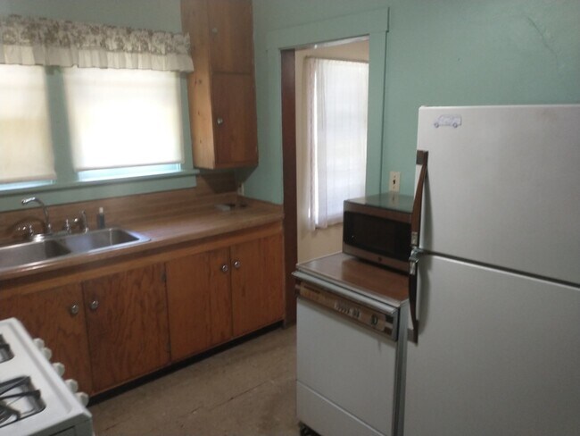 Building Photo - 108 N Oak St