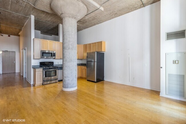 Building Photo - 320 E 21st St