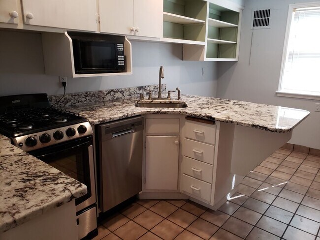 Foto del edificio - 4018 N Newhall St