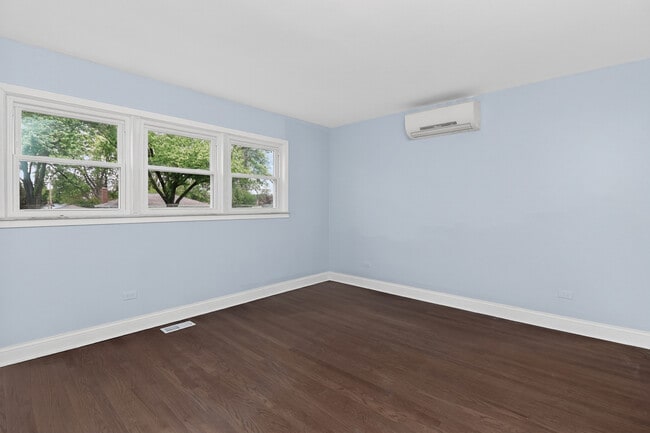 Building Photo - 15 W 56th St