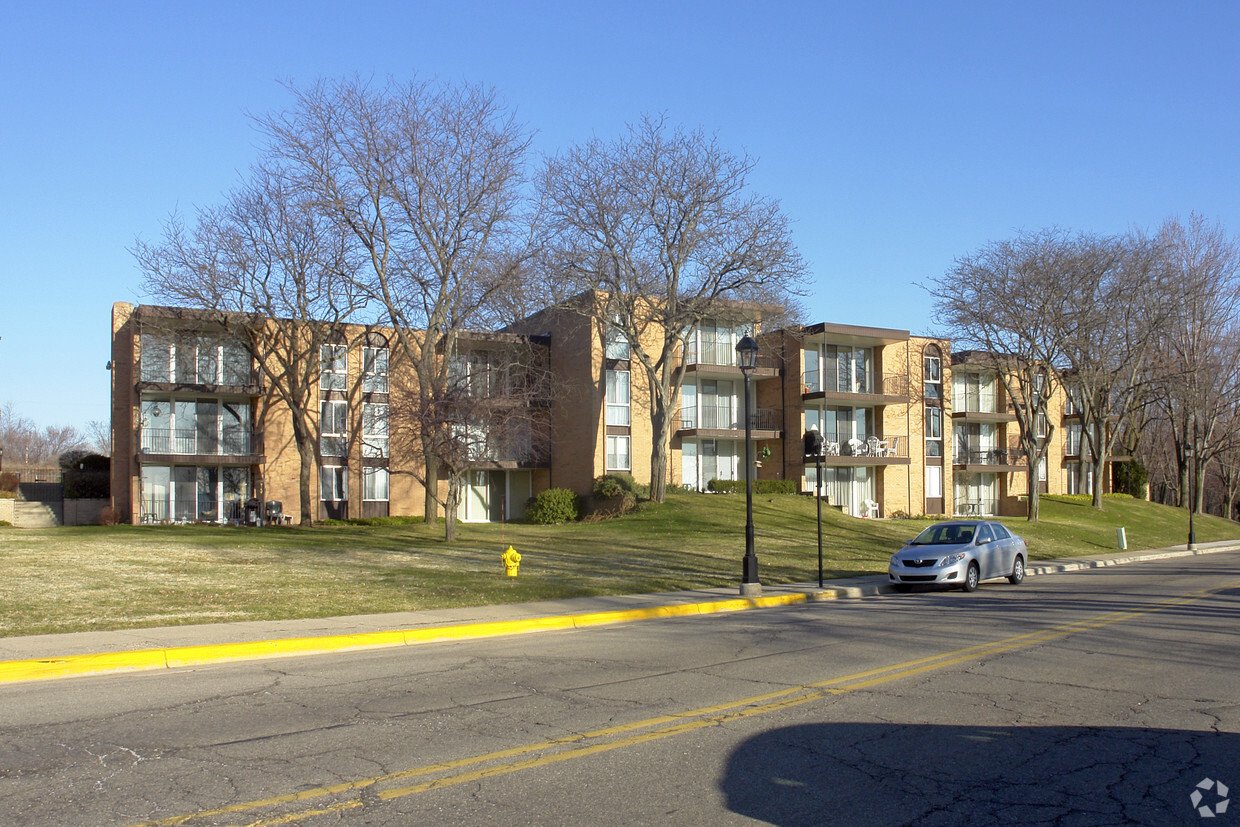 Primary Photo - Lakewood Hills