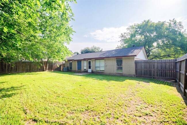 Foto del edificio - 7603 Wovenwood Ln
