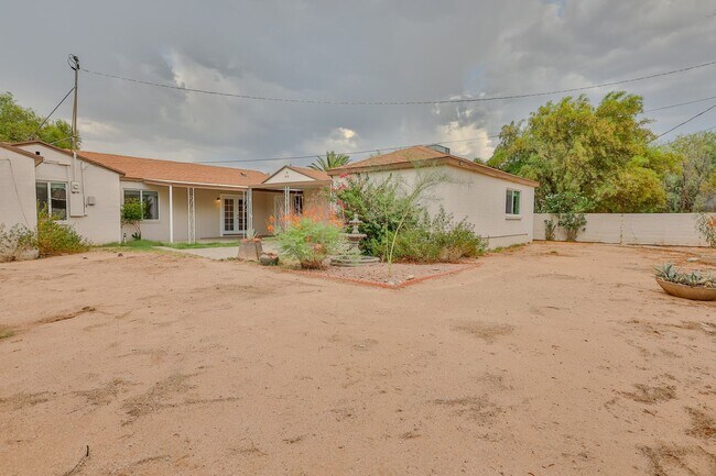 Foto del edificio - 4 Bedroom 2 bath with 2 car garage