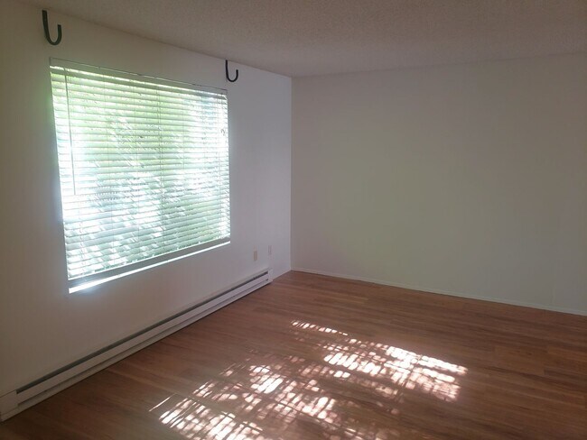 Foto del edificio - Spacious Townhouse with Two Car Garage!