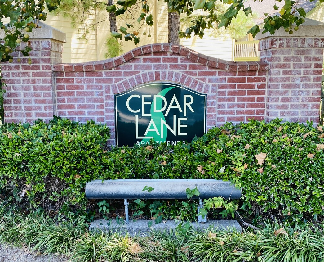 Cedar Lane se encuentra en 19th y Sheridan cerca de Cherry Street, excelentes tiendas y restaurantes. - Cedar Lane