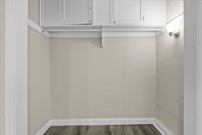 Building Photo - Beautiful One Bedroom Apartment! Minutes f...