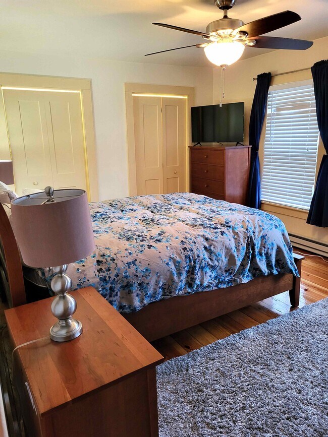Bedroom w/ Walk-In closet - 25 Beech St