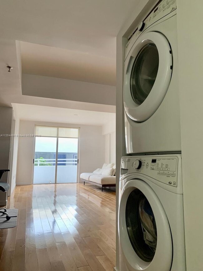 Building Photo - 9156 Collins Ave